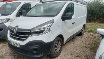 deux camionnettes blanches garées l'une à côté de l'autre dans un parking