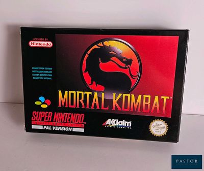La boîte du jeu Mortal Kombat est posée sur une table.
