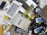 un tas d'appareils électroniques posé sur une table
