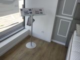 une photo d'une chambre avec un lit et une fenêtre