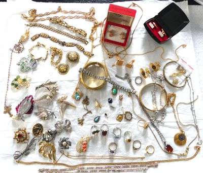 plusieurs types de bijoux sur une table