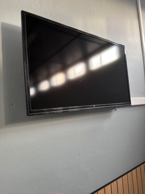 un téléviseur à écran plat fixé au mur d'une pièce
