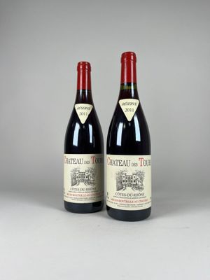 deux bouteilles de vin rouge posées l'une à côté de l'autre sur une table