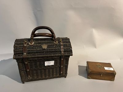 un petit sac en osier à côté d'une petite boîte en bois