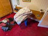 un tapis rouge dans une chambre où se trouvent un lit et une commode
