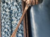 une cuillère en argent dans un étui bleu d'où dépasse une cuillère