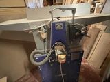 une machine placée au milieu d'une pièce