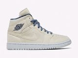 La Air Jordan 1 Mid se décline dans une palette de couleurs blanche et bleue