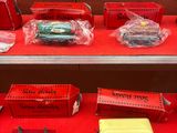de nombreux types de trains-jouets différents exposés sur une étagère