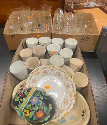 plusieurs tasses et soucoupes dans une boîte sur la table