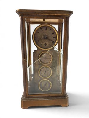 une horloge exposée dans une vitrine
