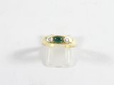 une image d'une bague en or avec une pierre verte