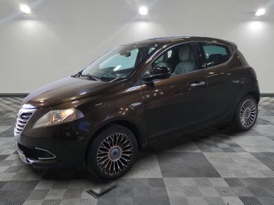 la photo d'une voiture brune garée sur un sol en damier