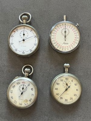 Plusieurs types d'horloges sont présentés sur un fond gris.