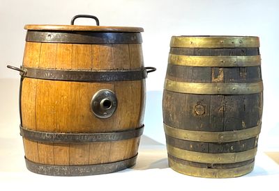 deux tonneaux en bois posés l'un à côté de l'autre sur une table