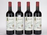 trois bouteilles de vin sont alignées sur une surface blanche