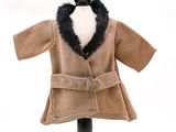 un mannequin vêtu d'un manteau marron à col de fourrure noire