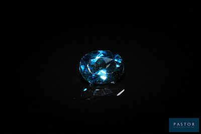 un gros plan d'un diamant bleu sur fond noir