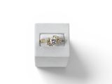Gros plan sur une bague en diamant dans une boîte blanche posée sur une surface blanche