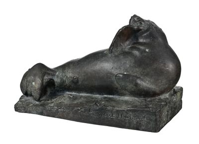 statue d'un chat endormi posée sur un socle en pierre, sur fond blanc