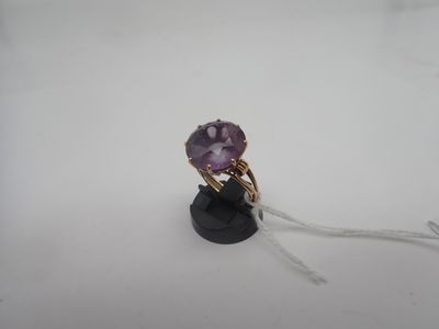 une image représentant une bague sertie d'une grosse pierre d'améthorate