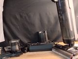 une cafetière posée sur une table où se trouvent d'autres objets