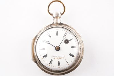 une montre de poche en argent avec des chiffres romains sur le cadran