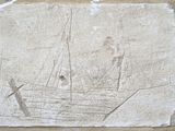 un dessin représentant un bateau sur le mur d'un immeuble