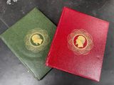 deux livres, un rouge et un vert, posés sur une table