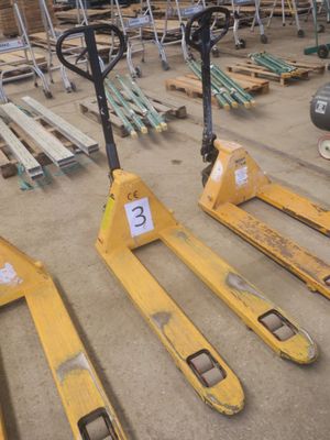 de nombreuses palettes entreposées dans un entrepôt