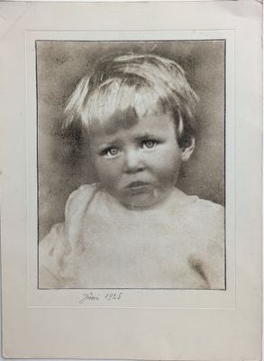 une vieille photo en noir et blanc représentant un jeune enfant à l'air grave