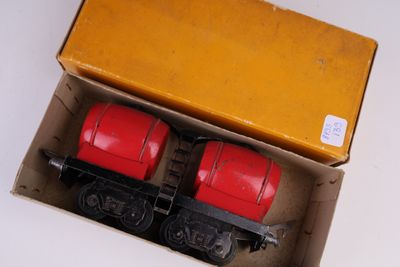 une boîte contenant deux wagons rouges