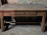 une table en bois surmontée d'un tiroir