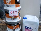 plusieurs seaux de peinture posés à côté d'un récipient rempli d'eau