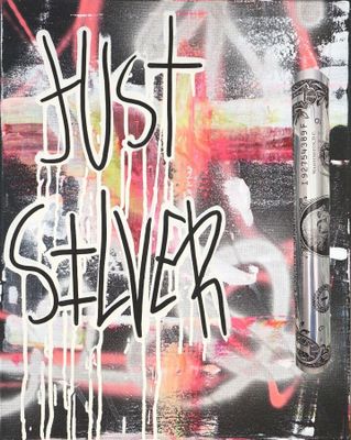 une photo d'un mur recouvert de graffitis sur lequel on peut lire « just silver »