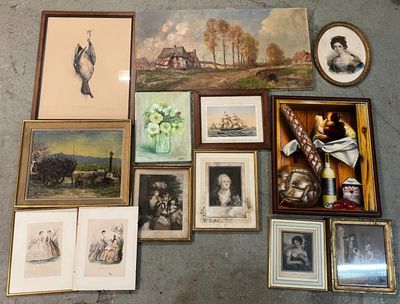 beaucoup de photos encadrées et de photos posées par terre