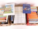 une boîte remplie de livres posée sur une surface blanche