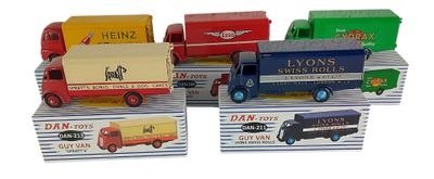 plusieurs camions jouets sont alignés sur une surface blanche