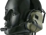 la tête d'un mannequin portant un casque audio et un casque