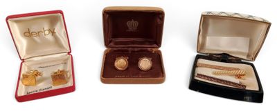 quatre types de bijoux différents dans un écrin posé sur une surface blanche