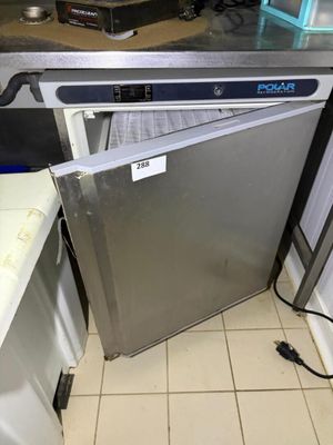 image d'un lave-vaisselle en acier inoxydable dans une cuisine