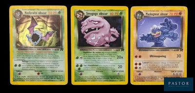 trois cartes Pokémon présentant des motifs différents sur un fond noir