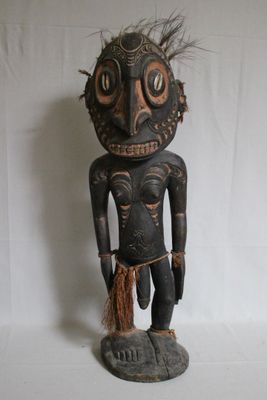 Figure masculine en bois sculpté à patine noir et pigment na…