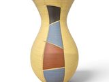 un vase jaune orné d'un motif bleu et rouge