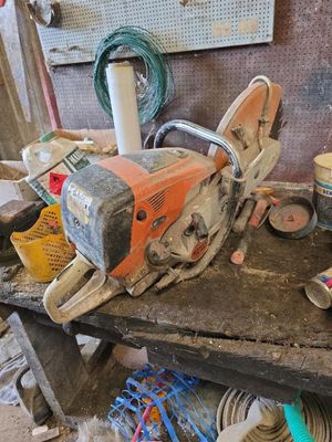 une photo d'un établi avec des outils dessus