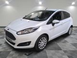 la ford fiesta blanche est garée dans une pièce au sol à carreaux