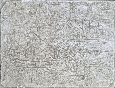 une pierre sur laquelle est dessiné un bateau