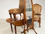 deux chaises et une table sur laquelle est posé un miroir