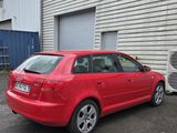 une voiture rouge garée devant un bâtiment