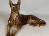 une figurine représentant un chien couché par terre